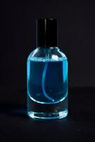 transparente azul botella perfume aislado negro antecedentes para burlarse de arriba diseño foto