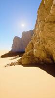 Soleil brillant par rochers dans désert video