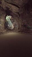 roccioso grotta pieno con acqua video