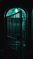 Sombrio túnel com de madeira portão e luz às fim video