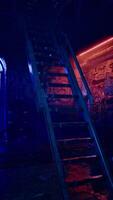 neon-verlicht trappenhuis in stedelijk steeg Bij nacht video