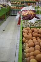 pollo huevos desplegado en supermercado caja foto