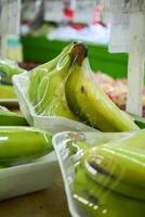 plátano en el plastico envolver desplegado en supermercado foto
