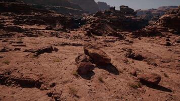 un' roccia formazione nel il mezzo di un' deserto video