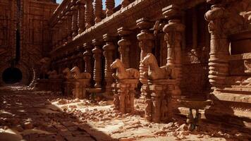 un grande Roca edificio con columnas y pilares video