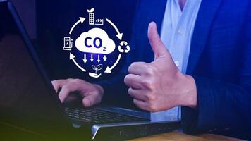 mano participación co2 reduciendo virtual icono para disminución carbón dióxido emisión, carbón huella y carbón crédito a límite global calentamiento desde bio clima cambio concepto. foto