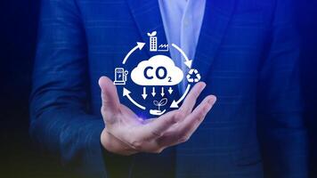 mano participación co2 reduciendo virtual icono para disminución carbón dióxido emisión, carbón huella y carbón crédito a límite global calentamiento desde bio clima cambio concepto. foto