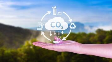 mano participación co2 reduciendo virtual icono para disminución carbón dióxido emisión, carbón huella y carbón crédito a límite global calentamiento desde bio clima cambio concepto. foto