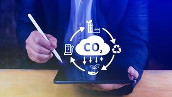 mano participación co2 reduciendo virtual icono para disminución carbón dióxido emisión, carbón huella y carbón crédito a límite global calentamiento desde bio clima cambio concepto. foto