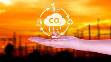 mano participación co2 reduciendo virtual icono para disminución carbón dióxido emisión, carbón huella y carbón crédito a límite global calentamiento desde bio clima cambio concepto. foto