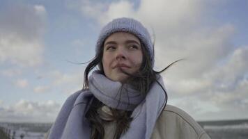 magnifique fille dans une chapeau des stands sur le jetée video