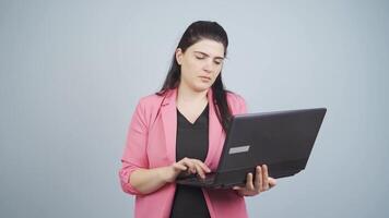 negocio mujer mirando a ordenador portátil con cansado expresión. video