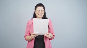 bedrijf vrouw looks Bij de document in haar hand- en verheugt zich. video