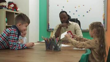 africano americano professor e alunos jogar uma jogos enquanto estudando números dentro a sala de aula. escola para crianças, ensino adolescentes, ganho conhecimento, aprender a linguagem. video