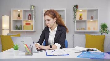 Zuhause Büro Arbeiter Frau Versagen. video