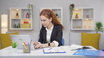 Zuhause Büro Arbeiter Frau Handlung Clever und schlau. video