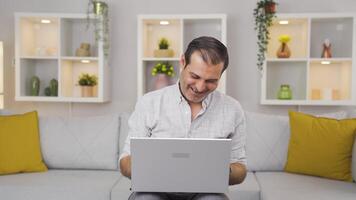 Mens werken Aan laptop met gelukkig uitdrukking. video