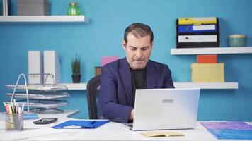 homem de negocios definidor trabalho é feliz e pacífico. video