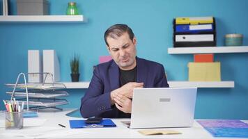 Businessman with sore wrists. video