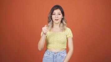 réfléchi femme vers caméra vient en haut avec un idée. video