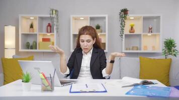 Accueil Bureau ouvrier femme est incompétent. video