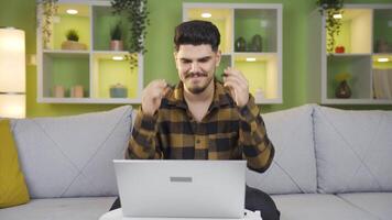 le homme qui écoute à la musique entre travail se détend. video