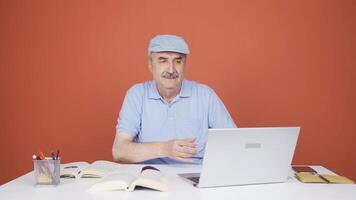 homem usando computador portátil nervosamente falando em a telefone. video