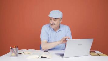 homem trabalhando em computador portátil com feliz expressão. video