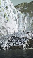 côte rocheuse de l'océan avec des montagnes et une belle plage de sable video