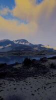 vista de un paisaje de un fiordo noruego con una montaña nevada y rocas video