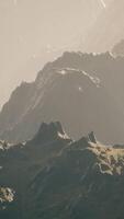 puesta de sol en las montañas de los andes dentro de chile central video