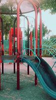 leerer Spielplatz im Park video