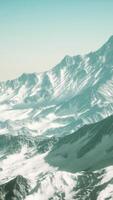 berg winter Kaukasus landschap met witte gletsjers en rotsachtige piek video