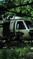 helicóptero militar en la selva profunda video