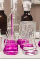 matraces con líquido de colores rosado. químico análisis, orgánico prueba de agua en el laboratorio foto