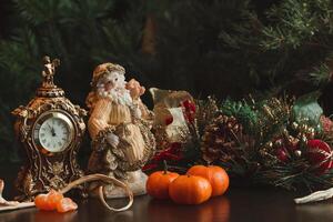 Navidad tarjeta. nuevo año. composición reloj, mandarinas, Papa Noel en el antecedentes de abeto ramas foto