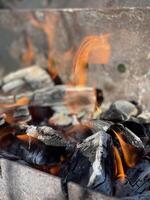 un fuego ardiente en un brasero foto