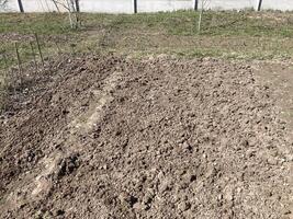 suelo procesada por un arado en primavera foto