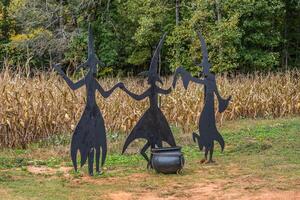 brujas con caldera Víspera de Todos los Santos decoraciones foto