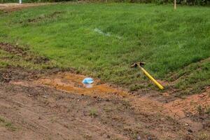 descartado cara máscara en un charco coronavirus foto