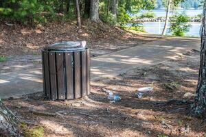 basura lata Desbordamiento en el parque foto