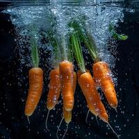 zanahorias que cae en agua con chapoteo en negro antecedentes. foto