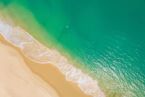 aéreo perspectiva capturas hermosa playa arena desde encima y alto, un tranquilo vista de costero felicidad foto