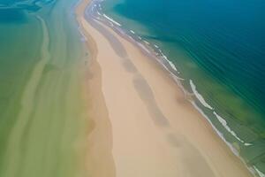 aéreo perspectiva capturas hermosa playa arena desde encima y alto, un tranquilo vista de costero felicidad foto