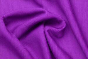 abrazando el magia de hermosa púrpura paño en medio de fragante lilas, un sinfonía de color y olor foto