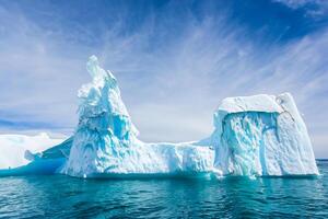 majestuoso hielo acantilados coronado por un frio atmósfera, enmarcado por el hermosa mar y cielo, prestidigitación un armonioso panorama de de la naturaleza glacial grandeza y oceánico esplendor foto