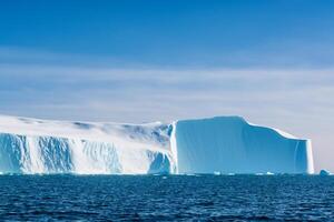 majestuoso hielo acantilados coronado por un frio atmósfera, enmarcado por el hermosa mar y cielo, prestidigitación un armonioso panorama de de la naturaleza glacial grandeza y oceánico esplendor foto