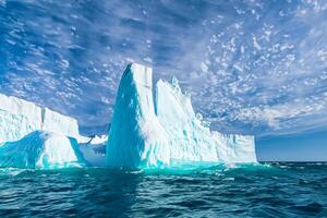 majestuoso hielo acantilados coronado por un frio atmósfera, enmarcado por el hermosa mar y cielo, prestidigitación un armonioso panorama de de la naturaleza glacial grandeza y oceánico esplendor foto