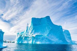 majestuoso hielo acantilados coronado por un frio atmósfera, enmarcado por el hermosa mar y cielo, prestidigitación un armonioso panorama de de la naturaleza glacial grandeza y oceánico esplendor foto