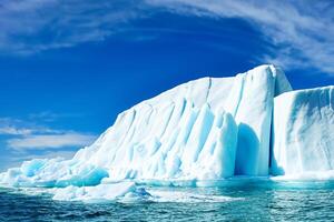 majestuoso hielo acantilados coronado por un frio atmósfera, enmarcado por el hermosa mar y cielo, prestidigitación un armonioso panorama de de la naturaleza glacial grandeza y oceánico esplendor foto